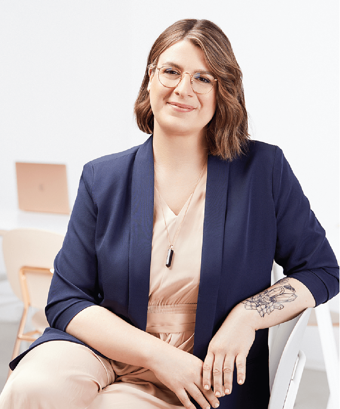 Yvonne-Homann-Brand-und-Web-Designerin-Isernhagen-Hannover-Portrait auf dem Stuhl