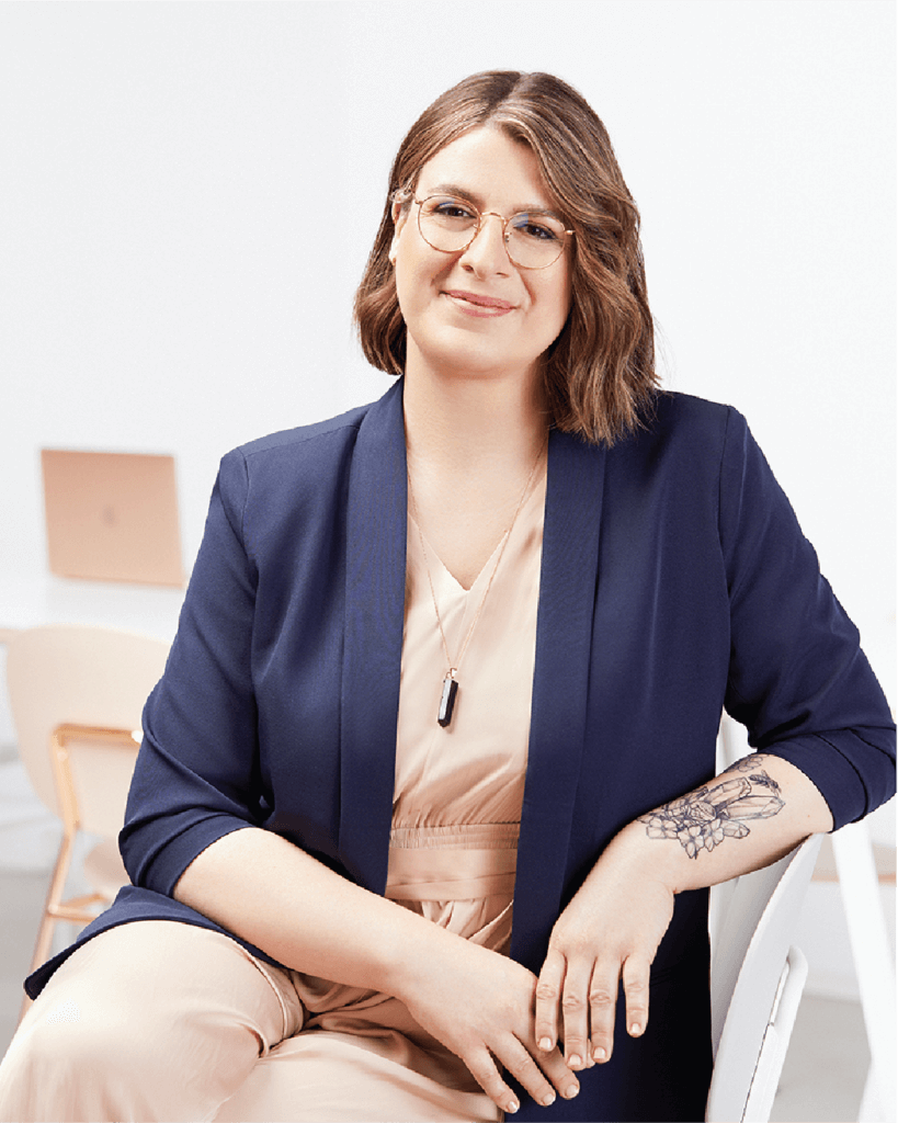 Yvonne-Homann-Brand-und-Web-Designerin-Isernhagen-Hannover-Portrait auf dem Stuhl