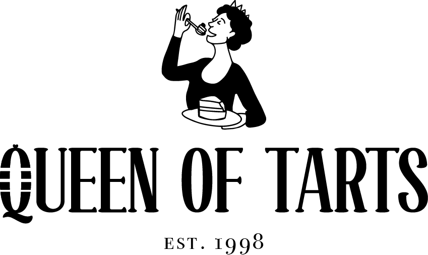 Logo Queen of Tarts: eine Königin mit Krone isst mit der Gabel ein Stück Torte, darunter der Schriftzug in Serifenschrift und EST. 1998