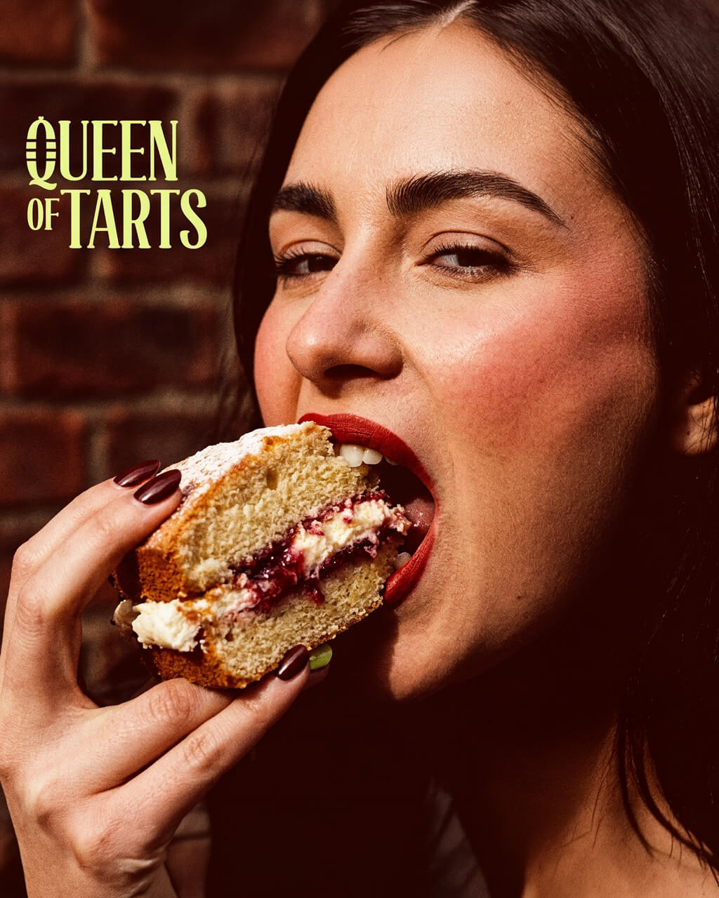Frau beißt in ein Stück Victoria Sponge Cake, Wortmarke in Limette im Bild — Queen of Tarts Restaurant Branding von NOVA & BOW